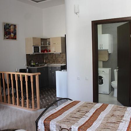 Guest House On Gia Abesadze Street Tbilisi Bagian luar foto