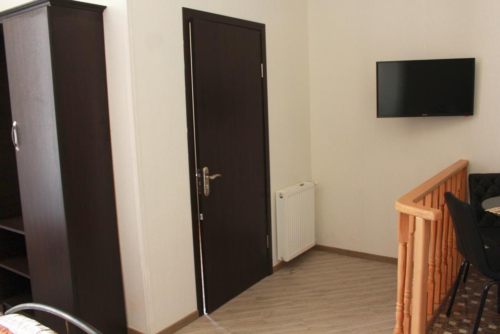 Guest House On Gia Abesadze Street Tbilisi Bagian luar foto