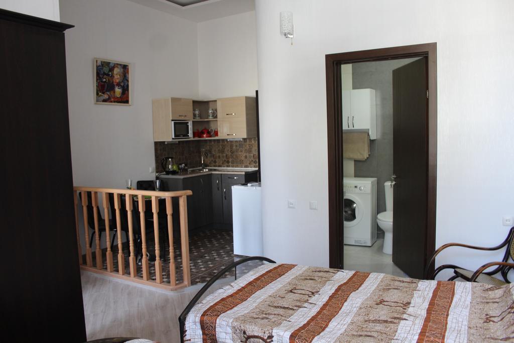 Guest House On Gia Abesadze Street Tbilisi Bagian luar foto